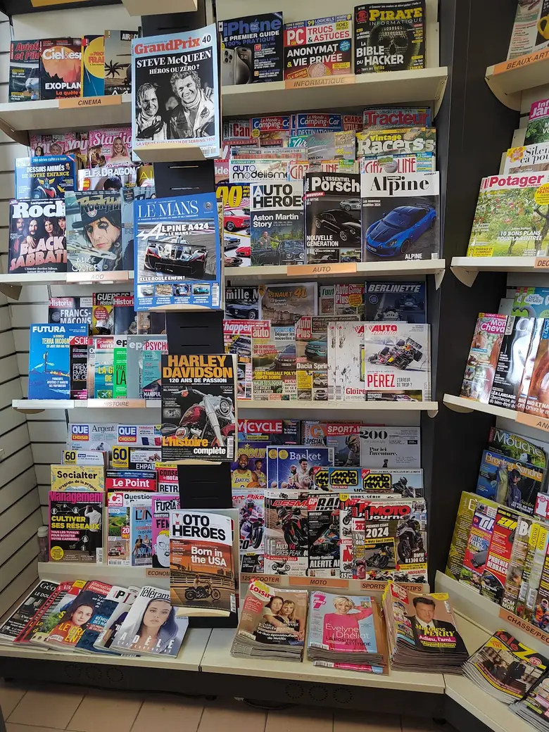 Le mur de magazines du Royal, avec le magazine Le Mans en haut